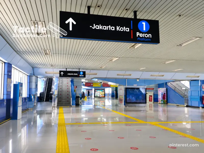 Jalur guiding block di stasiun kereta untuk membantu penyandang tunanetra