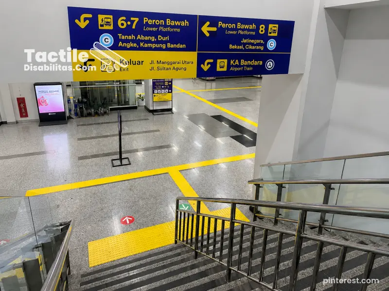 Guiding block pada area stasiun kereta untuk aksesibilitas disabilitas