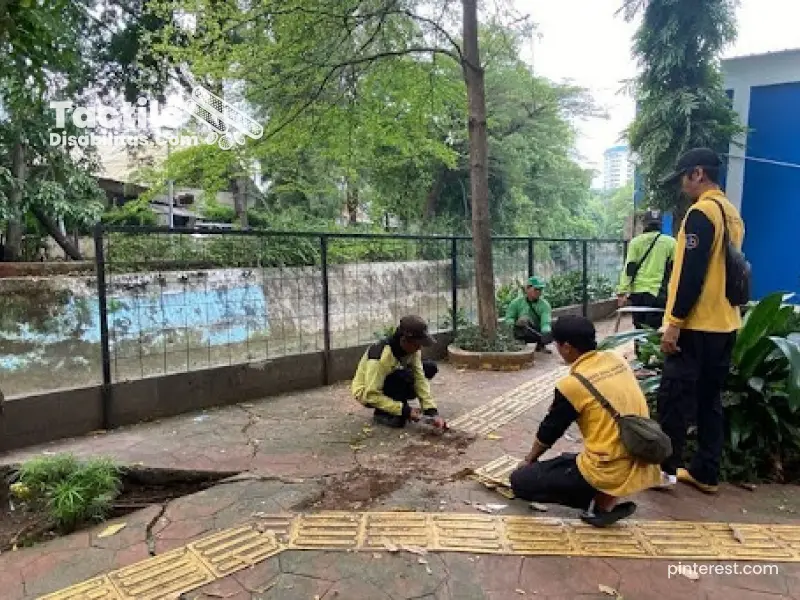 Perbedaan guiding block dot dan line pada jalur difabel dan pedestrian